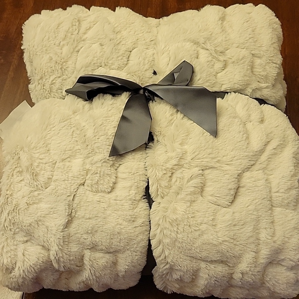 Luxurious Light Grey Textured Blanket NEW - Picture 9 of 13
